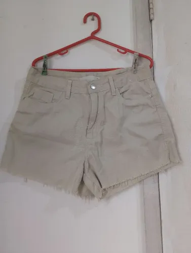 Shorts Jeans Bege com Barra Desfiada
