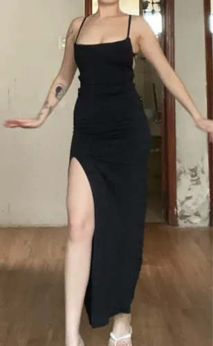Vestido Preto com Fenda e amarração.