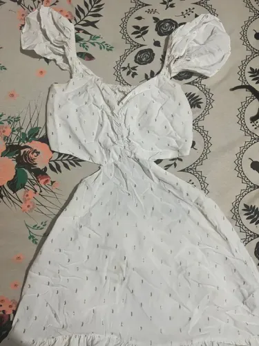 Vestido branco com detalhes em renda