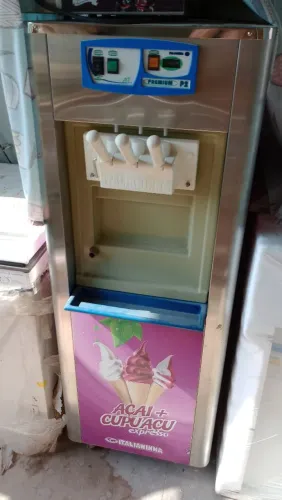 Máquina de sorvete e açaí