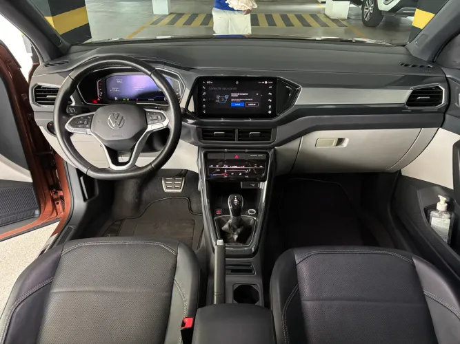 Volkswagen Tcross 2022 com teto e som Beats 