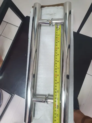 Puxador para porta de vidro em aço inox