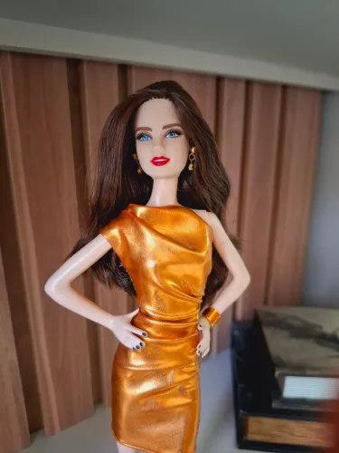 Boneca Barbie em vestido dourado