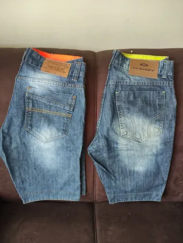 Às 2 Bermudas Jeans Masculinos Oakley e Levis. Tamanho 40