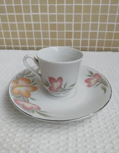 Xícara de café com pires em porcelana Royal Rorzelan