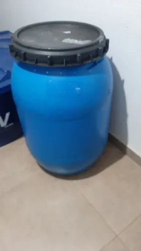 Galão 200 litros com tampa + brindes