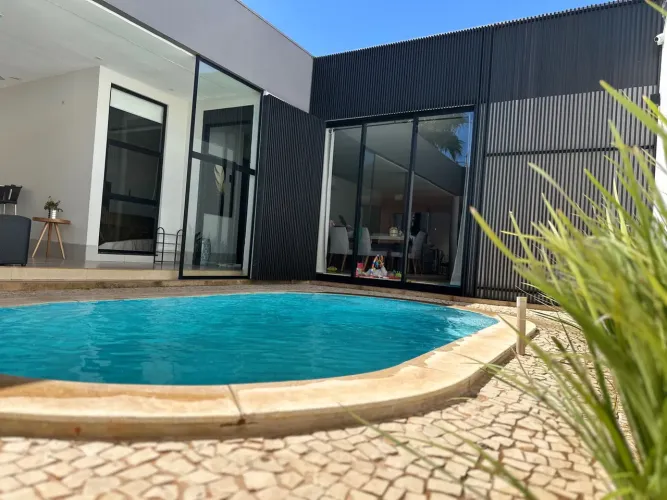 Casa com piscina, área gourmet e fino acabamento!