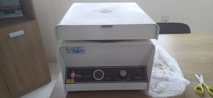 Centrífuga Fanem bivolt para laboratório 
