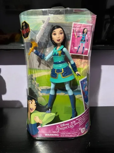 Boneca Mulan Guerreira - Articulada e com movimento de ação - LACRADA - Hasbro