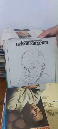 Lote de 100 discos com vários artistas