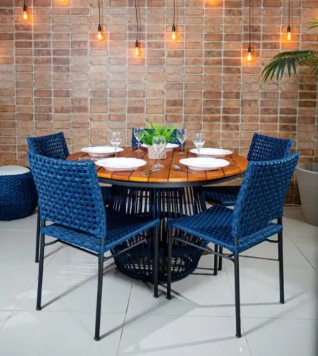 Mesa de madeira com cadeira externas 