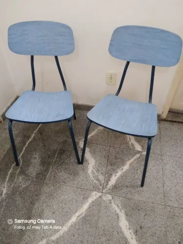 Par de cadeiras em ferro e madeira