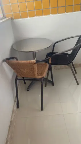 Mesa com duas cadeiras