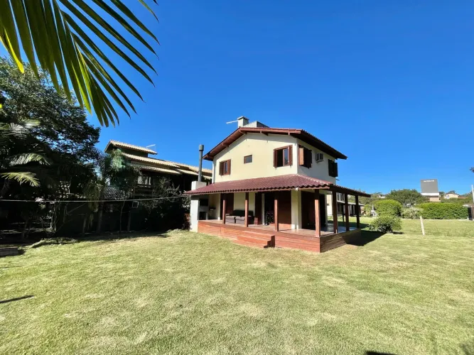 Casa no centrinho da Praia do Rosa ótima localização 