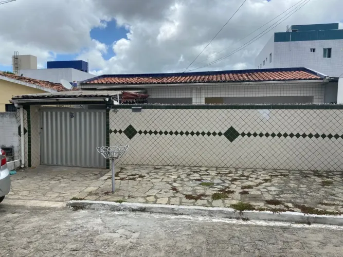 CASA BEM LOCALIZADA NO GEISEL, COM SALA PARA DOIS AMBIENTES. TRES DORMINTOIRIOS SENDO DUAS