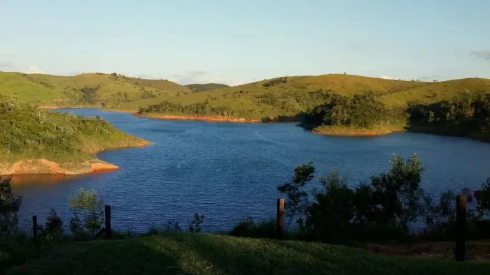 ÁREA RURAL COM 30.000 METROS BEIRA DA REPRESA EM JAMBEIRO, S.P