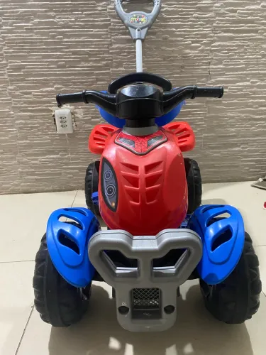 Quadriciclo infantil do homem aranha