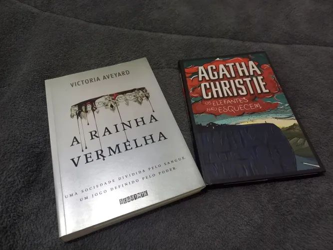 Livros A rainha vermelha e Os elefantes não esquecem 