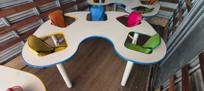Mesa com 5 cadeirinhas infantil para alimentação ou diversão usada em ótimo estado 