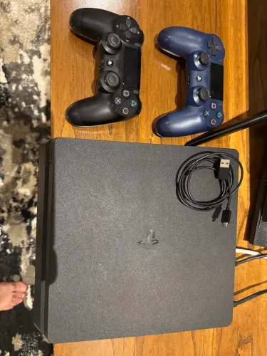PlayStation 4 Slim com 2 controles originais e 7 jogos originais 
