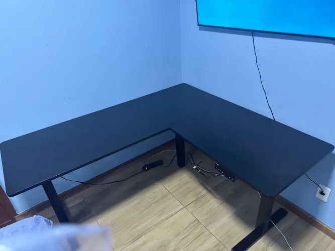 Mesa com Regulagem de Altura Elétrica Comfy em L Base Preta 2 Motores 4 Memórias 