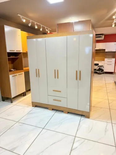 Guarda roupa / casal pequeno / roupeiro branco / porta de abrir / promoção