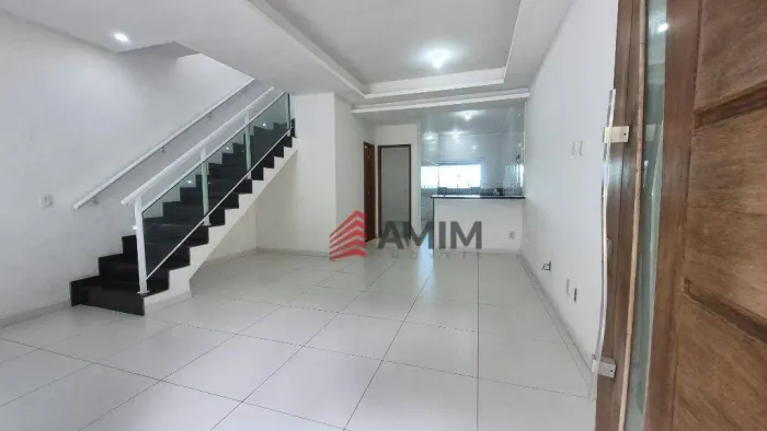 Casa Duplex à venda com 4 quartos e 1 suíte localizada em rua tranquila sem saída no Cafub