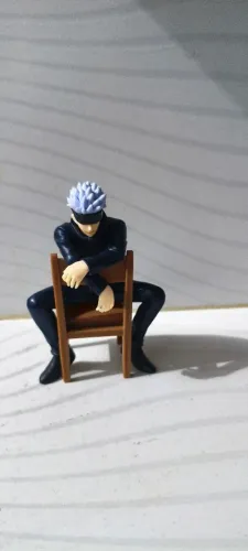 Mini action figure do Satoro Gojo