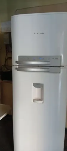 Geladeira Electrolux com dispositivo de água na porta