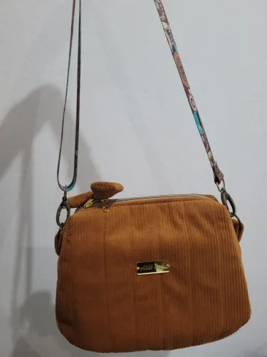 Bolsa feminina em tecido aveludado