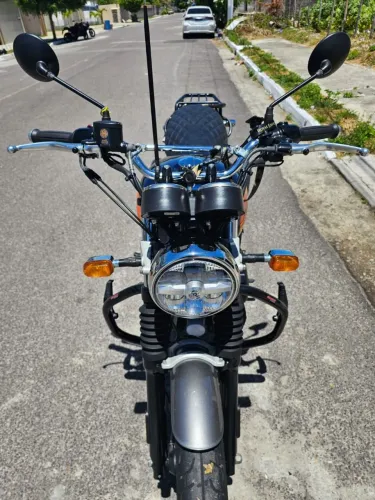 Royal Enfield Interceptor 650 seminova 5500 km sem detalhes. 