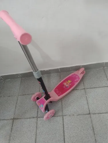 Vendo um patinete por 77, 00 de menina em ótimo estado.