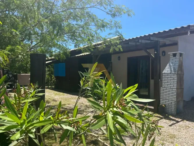 Oportunidade Única: Pousada à Venda em Garopaba-SC, Bairro Limpa - 1 Sala, 1 Banheiro, 1 V