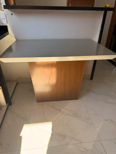 Vendo mesa de madeira com tampo de vidro 1,20x80. Não entrego, 400 reais 