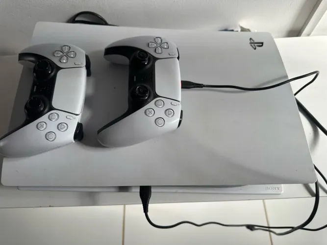 PS5 SEMI-NOVO, DOIS CONTROLES , tudo funcionando perfeitamente 
