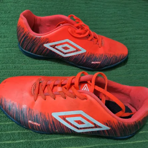 Urgente vendo chuteiras sem uso sintético umbro