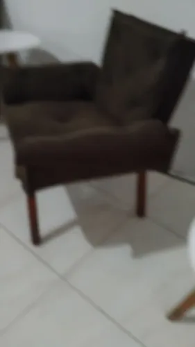 Duas protonas na cor marrom
