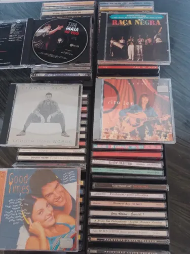 CDS- Vendo 100 cds originais com cantores nacionais, e internacionais.