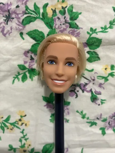 Cabeça Ken Barbie The Movie o filme surfista