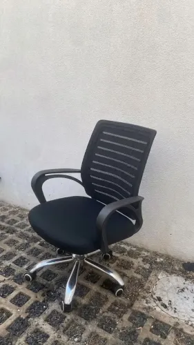 Cadeira para escritório ergonômica com rodízios.