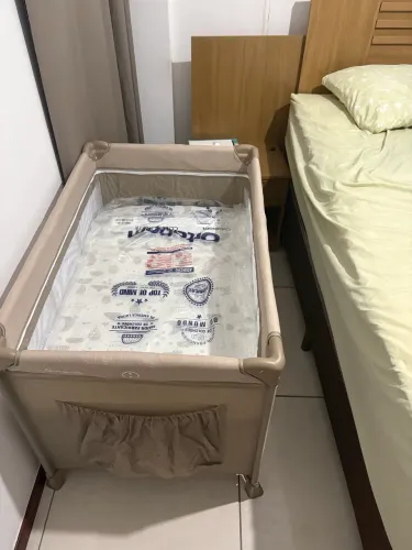 Berço portátil com colchão e o ninho redutor.
