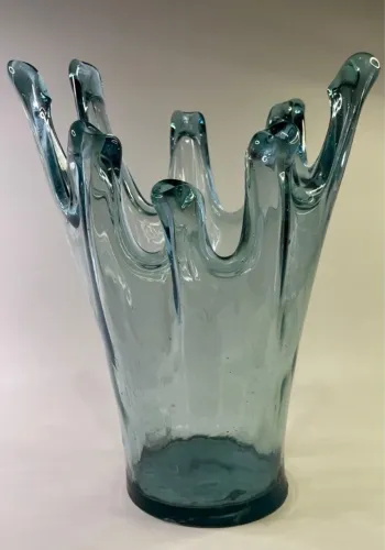 vaso decorativo em vidro artístico soprado, tom azul translúcido, com bordas onduladas e o