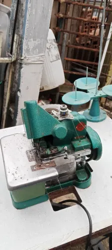 Máquina de costura overloque três fio