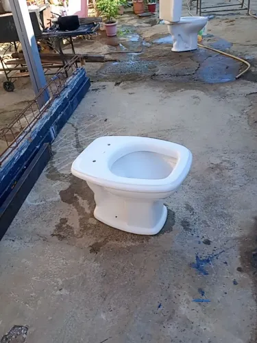 Vendo esse vaso usado porém conservado branco 