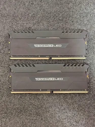 Memória RAM 16GB 2x8GB Corsair Vengeance LED DDR4 3000MHz CL15 LED Branco Excelente Estado