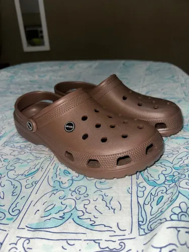 Crocs marrom personalizada com acessórios 