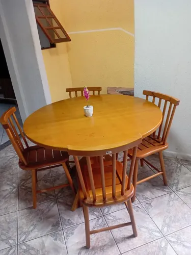 Conjunto mesa e cadeira madeira maciça.