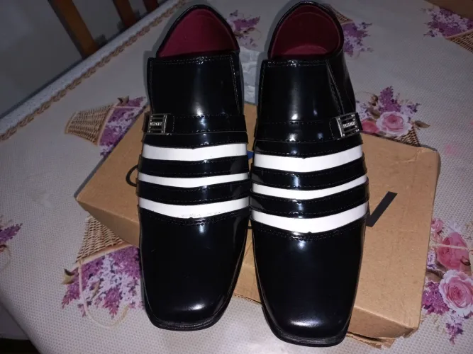 Sapato Pizzolev 43 preto e branco na caixa.