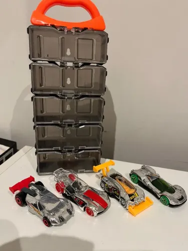 coleção 4 carrinhos brilhantes prateados 1/64 e porta carrinhos hot cars e wheels