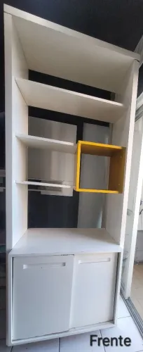 Estante com divisórias e baú